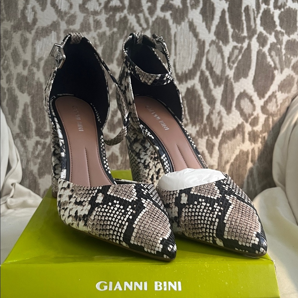Gianni Bini Snakeskin Ankle Strap Pointed Toe Heels NWT 9.5